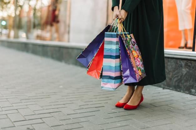Mujer feliz con bolsas de compras - Cupo para compras del día a día
